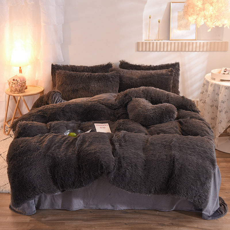 Fluffigt påslakanset i beige på dubbelsäng