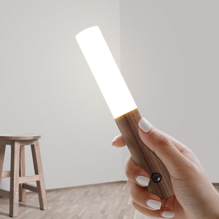 Lampa i ljust trä med rörelsesensor på vägg