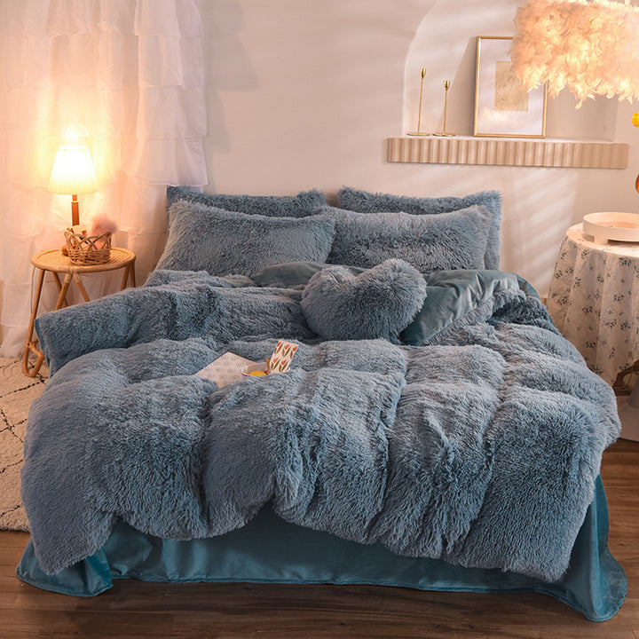 Fluffigt påslakanset i beige på dubbelsäng