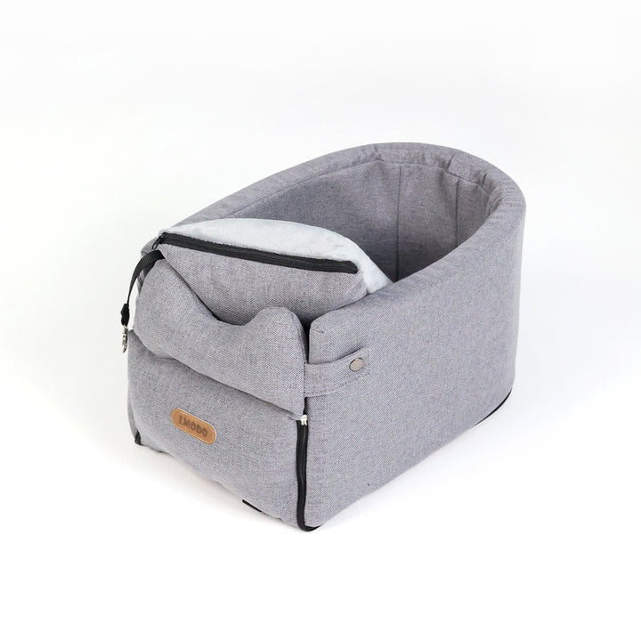 Liten hund i bädd på bilens armstöd