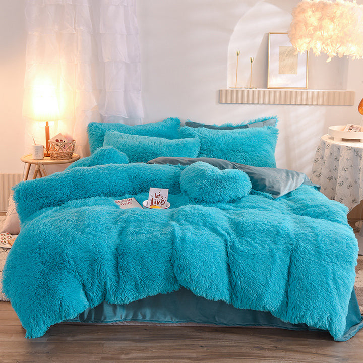 Fluffigt påslakanset i beige på dubbelsäng