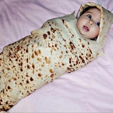 Rund tortillafilt på soffa