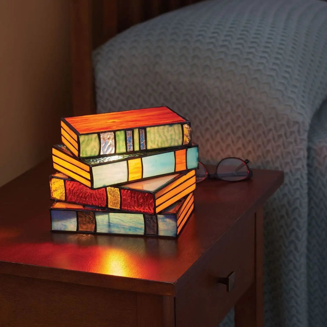 Bordslampa med unikt bokdesign och färgrikt glas