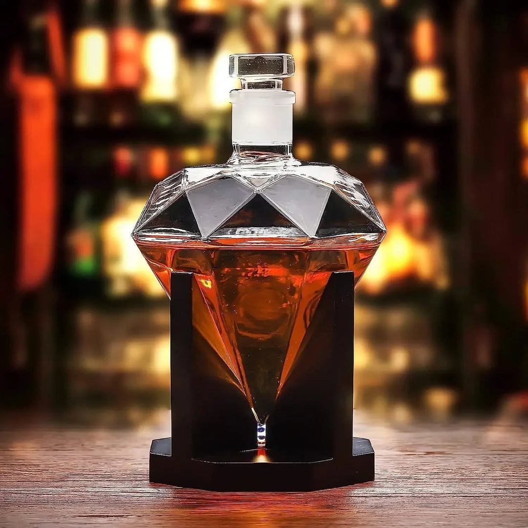Elegant Diamantformet Whisky Karaffel för Män med Treholder