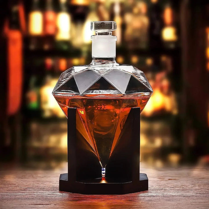 Elegant Diamantformet Whisky Karaffel för Män med Treholder