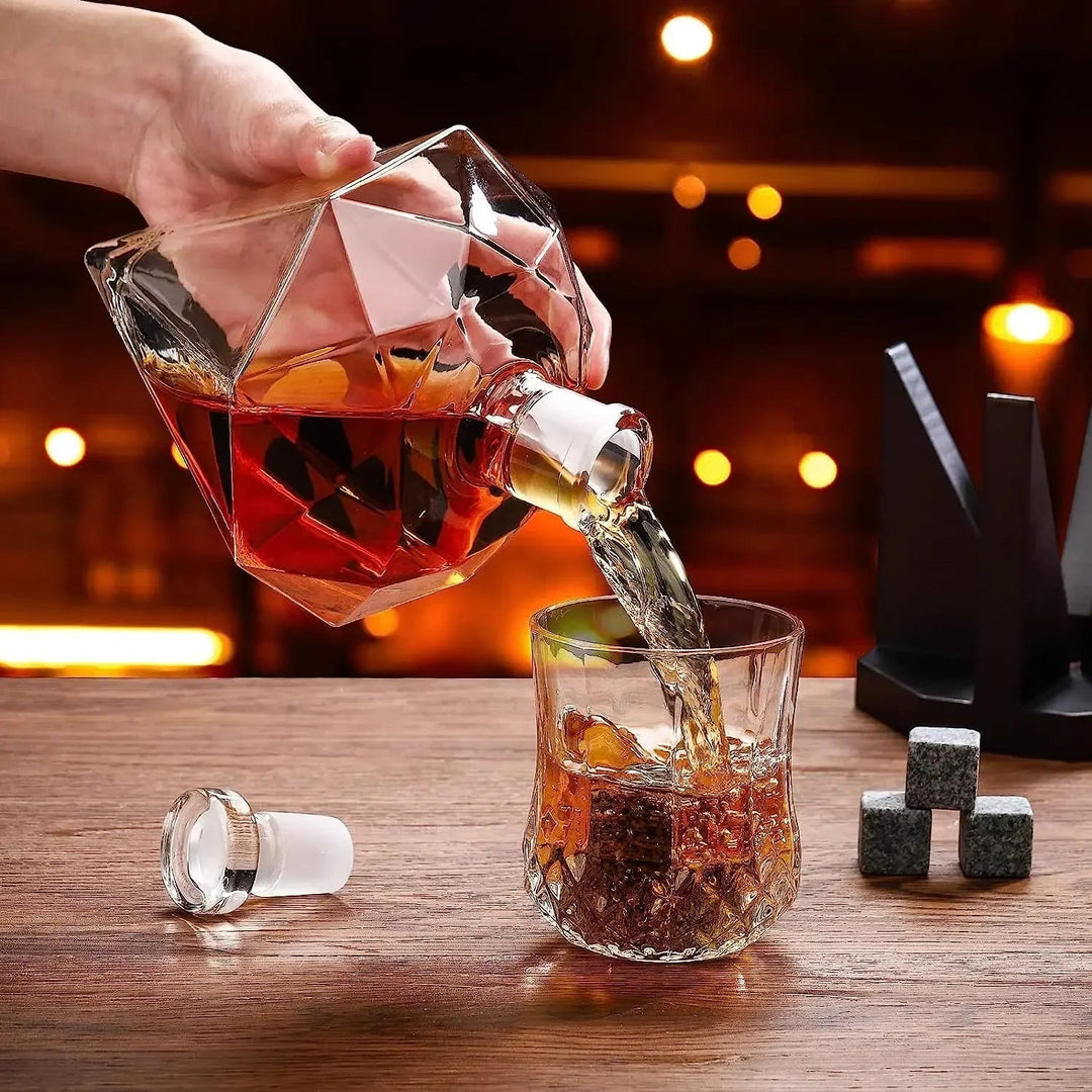 Elegant Diamantformet Whisky Karaffel för Män med Treholder