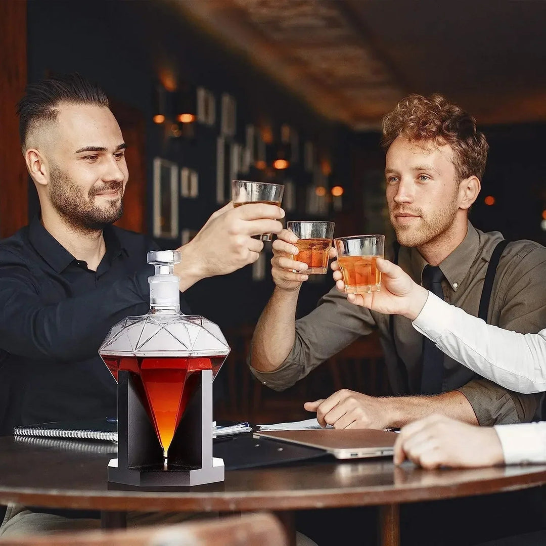Elegant Diamantformet Whisky Karaffel för Män med Treholder