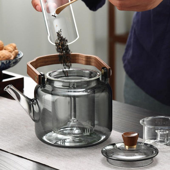 Teekanne i Glas med Trehåndtak – Elegant Design för Tedrikking