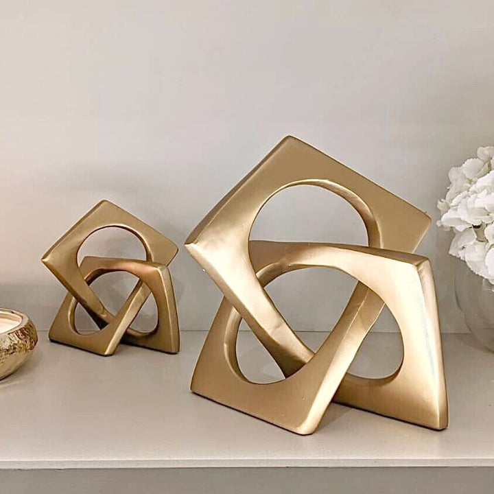 Elegant Knuteskulptur i Guld för Modern Hem