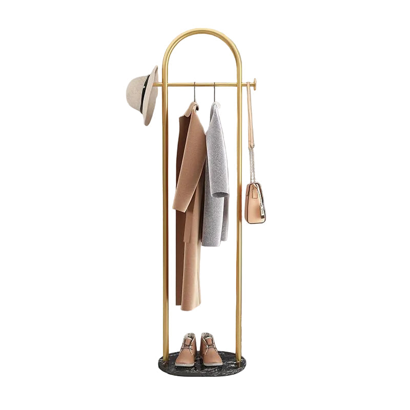 Elegant Frittstående Klesstativ med Gyllent Design och Marmorbase