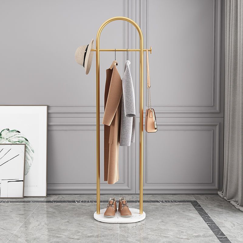 Elegant Frittstående Klesstativ med Gyllent Design och Marmorbase