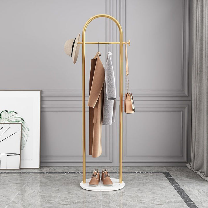 Elegant Frittstående Klesstativ med Gyllent Design och Marmorbase