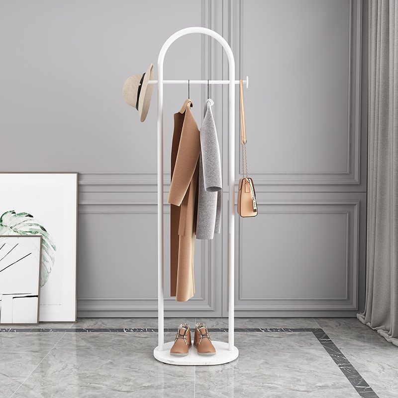 Elegant Frittstående Klesstativ med Gyllent Design och Marmorbase