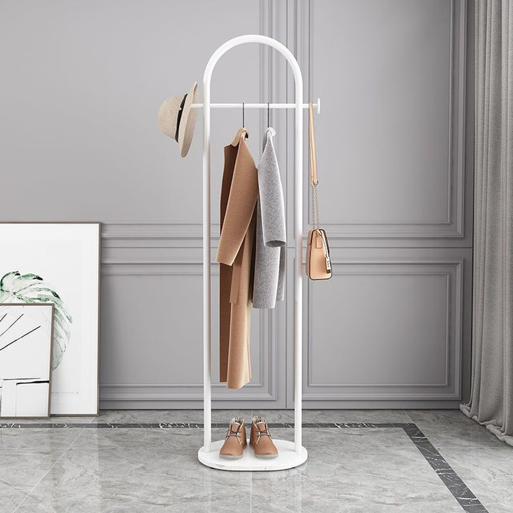 Elegant Frittstående Klesstativ med Gyllent Design och Marmorbase