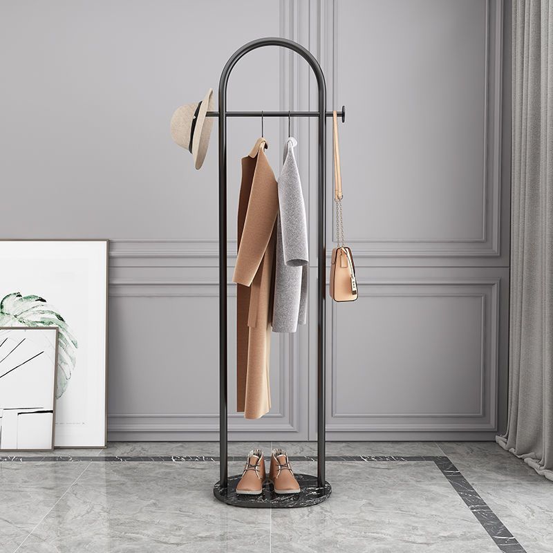 Elegant Frittstående Klesstativ med Gyllent Design och Marmorbase