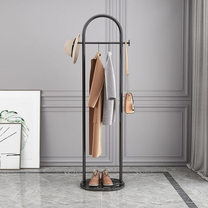 Elegant Frittstående Klesstativ med Gyllent Design och Marmorbase