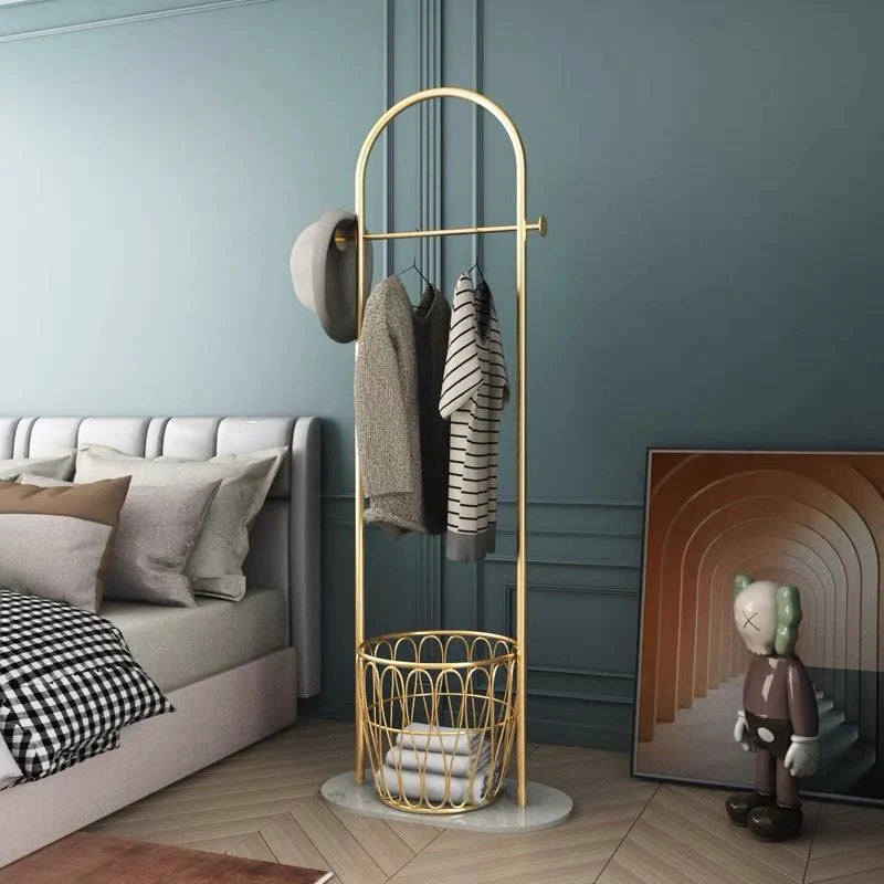 Elegant Frittstående Klesstativ med Gyllent Design och Marmorbase