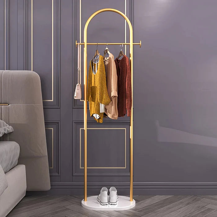 Elegant Frittstående Klesstativ med Gyllent Design och Marmorbase
