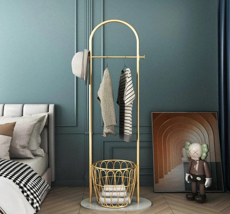 Elegant Frittstående Klesstativ med Gyllent Design och Marmorbase