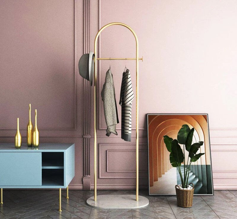 Elegant Frittstående Klesstativ med Gyllent Design och Marmorbase