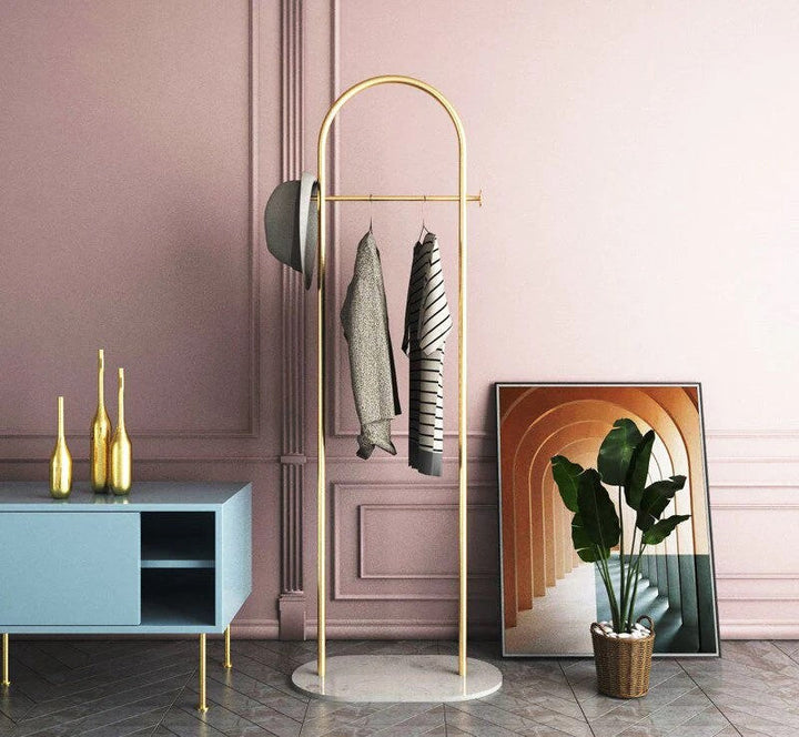 Elegant Frittstående Klesstativ med Gyllent Design och Marmorbase