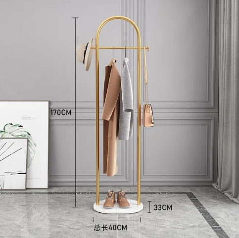 Elegant Frittstående Klesstativ med Gyllent Design och Marmorbase