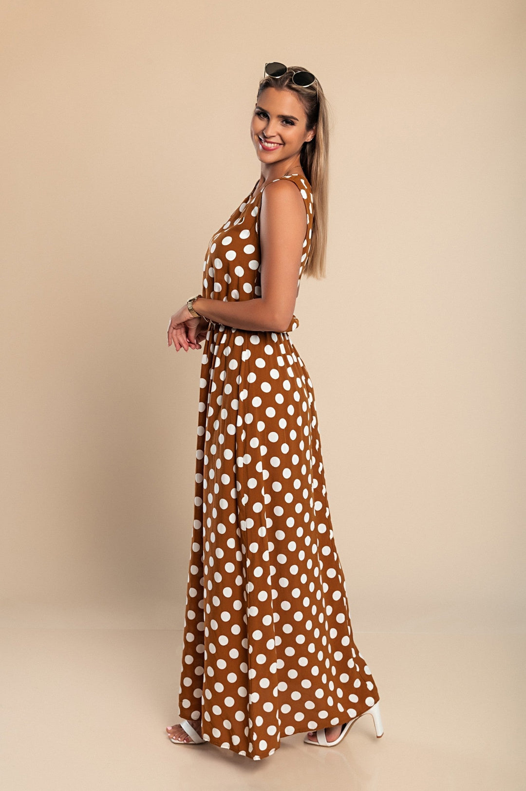 Kvinna Prikkete Midi Klänning – Tidlös Elegans och Komfort