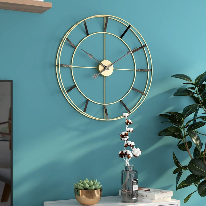 Elegant Veggklokke i Guld och Svart för Ett Tidlöst Hem