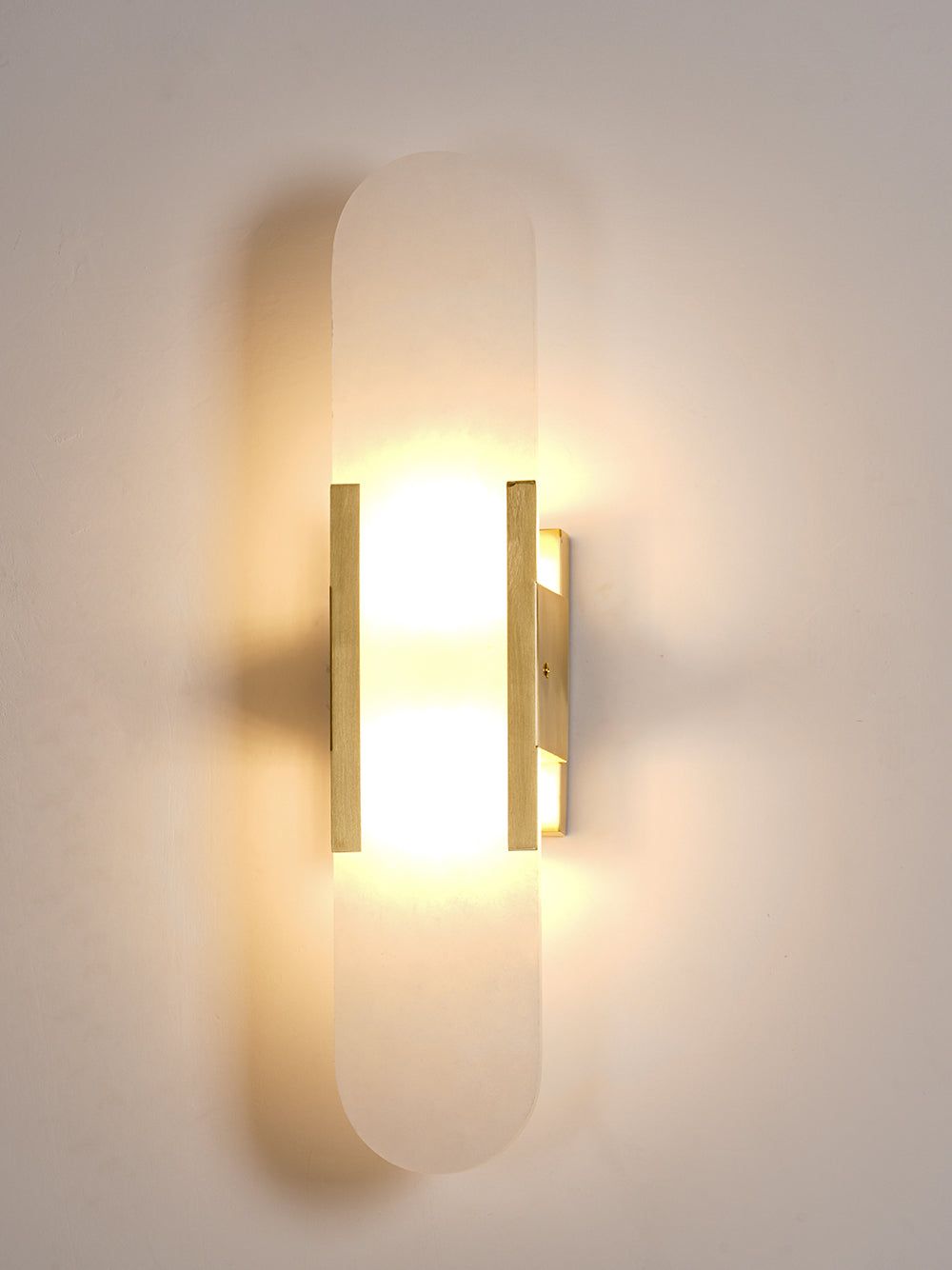 Vägglampa i Alabast | Elegant Design | Tidlös Skönhet
