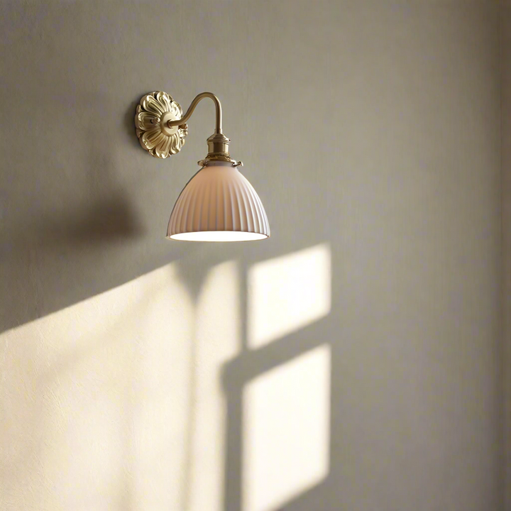 Vägglampa i Messing och Keramikk - Elegant Design
