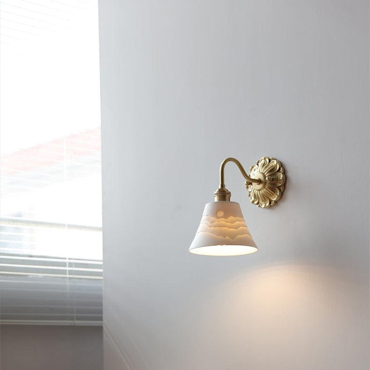 Vägglampa i Messing och Keramikk - Elegant Design
