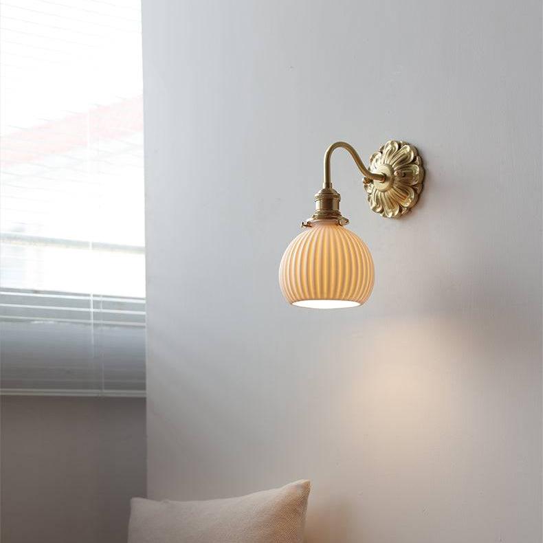 Vägglampa i Messing och Keramikk - Elegant Design