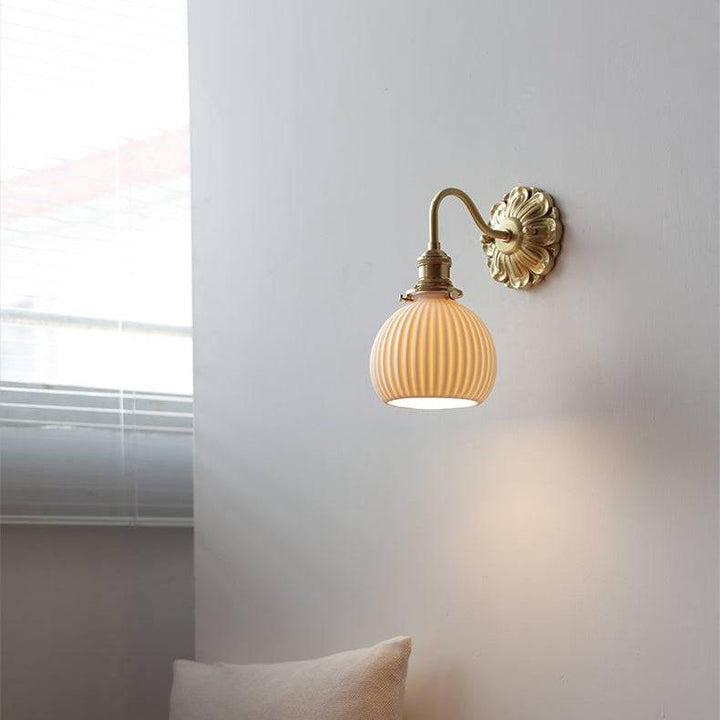 Vägglampa i Messing och Keramikk - Elegant Design