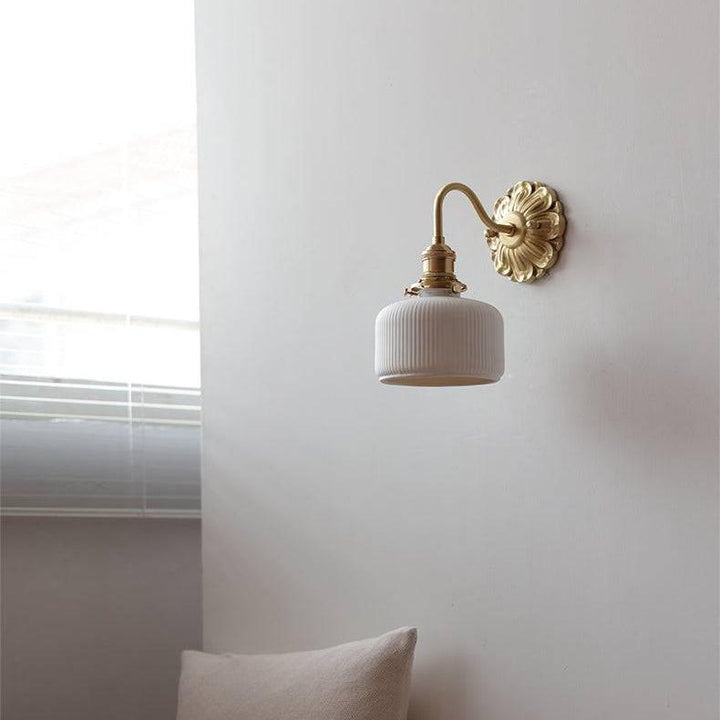 Vägglampa i Messing och Keramikk - Elegant Design