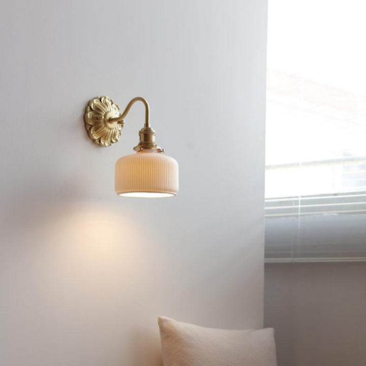Vägglampa i Messing och Keramikk - Elegant Design