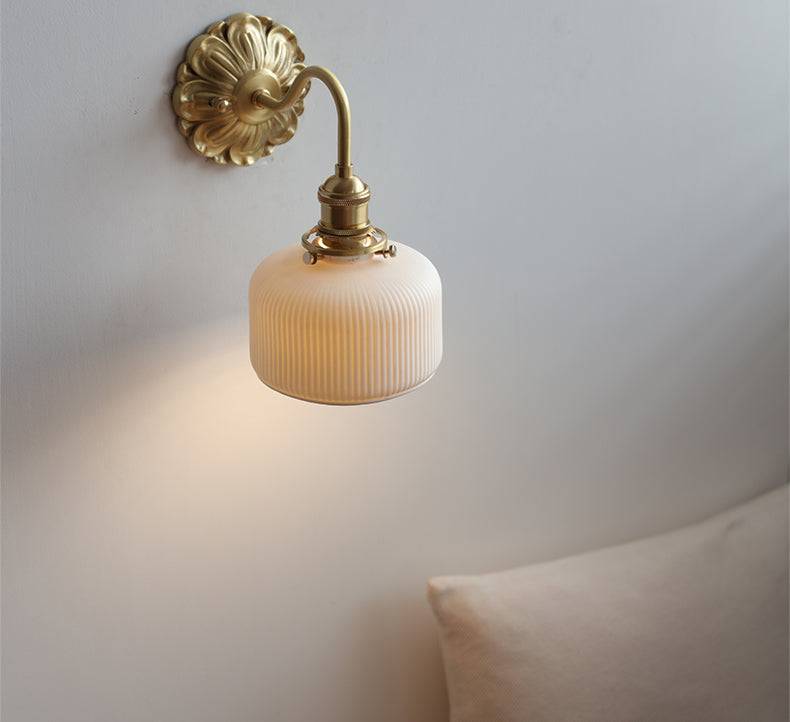 Vägglampa i Messing och Keramikk - Elegant Design