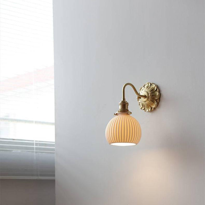 Vägglampa i Messing och Keramikk - Elegant Design