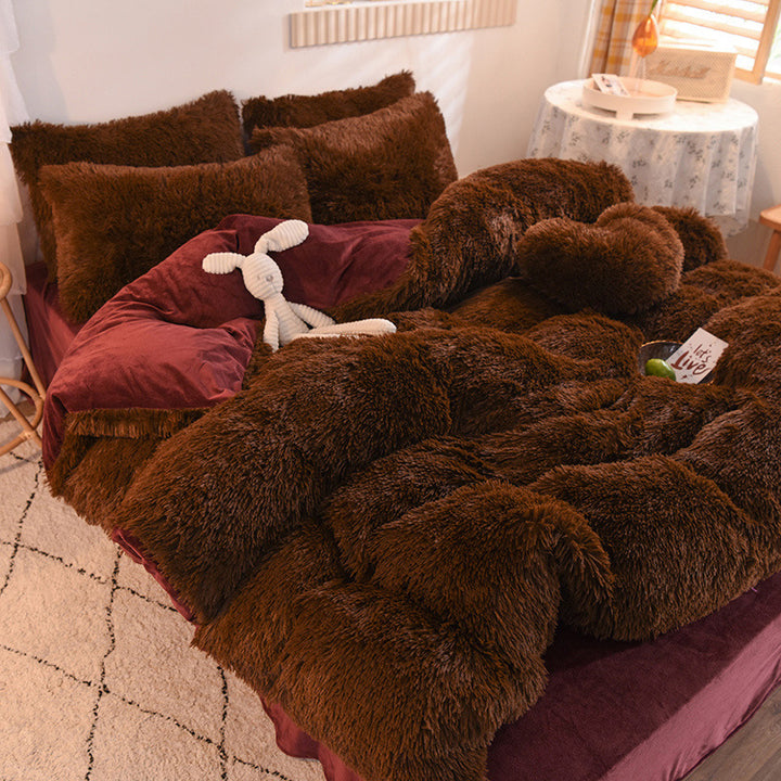 Fluffigt påslakanset i beige på dubbelsäng