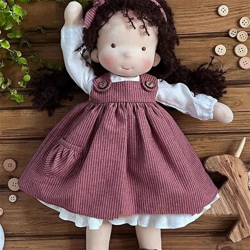 Håndlaget Waldorf-inspirert dukke för fantasifull lek – Inkluderat tilbehör