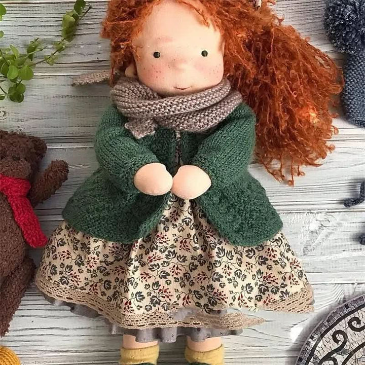 Håndlaget Waldorf-inspirert dukke för fantasifull lek – Inkluderat tilbehör