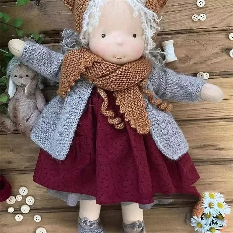Håndlaget Waldorf-inspirert dukke för fantasifull lek – Inkluderat tilbehör