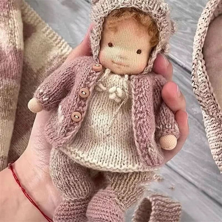 Håndlaget Waldorf-inspirert dukke för fantasifull lek – Inkluderat tilbehör