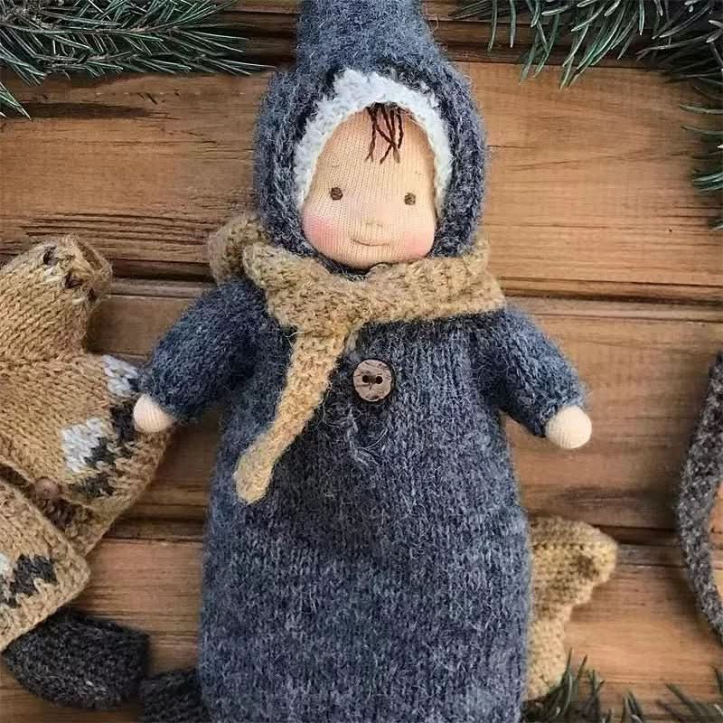 Håndlaget Waldorf-inspirert dukke för fantasifull lek – Inkluderat tilbehör