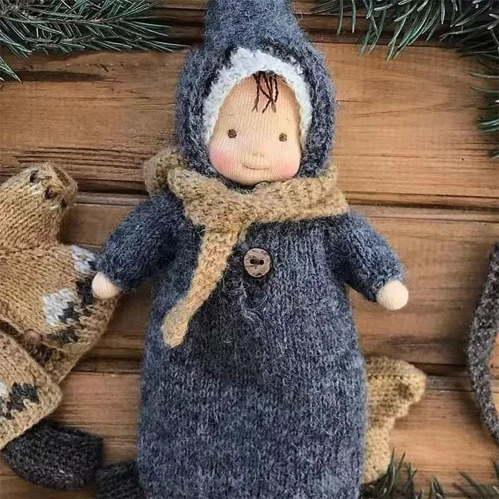 Håndlaget Waldorf-inspirert dukke för fantasifull lek – Inkluderat tilbehör