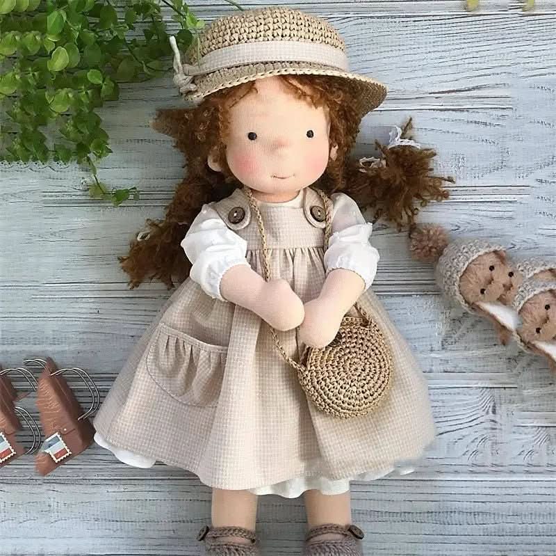 Håndlaget Waldorf-inspirert dukke för fantasifull lek – Inkluderat tilbehör