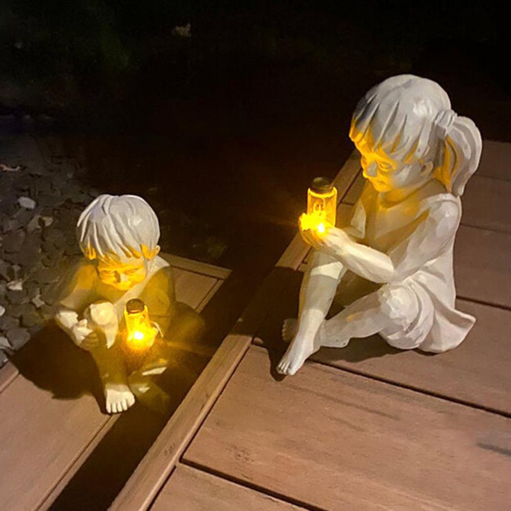 Solcelle hagestatue: Flicka med ildfluer, 22.5 cm