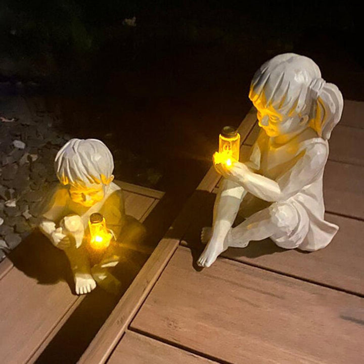 Solcelle hagestatue: Flicka med ildfluer, 22.5 cm