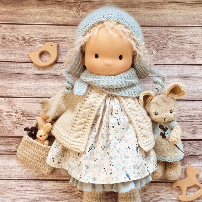 Håndlaget Waldorf-dukke - Ökologisk Bomull | Polka Dots Design