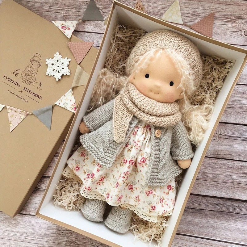 Håndlaget Waldorf-dukke - Ökologisk Bomull | Polka Dots Design