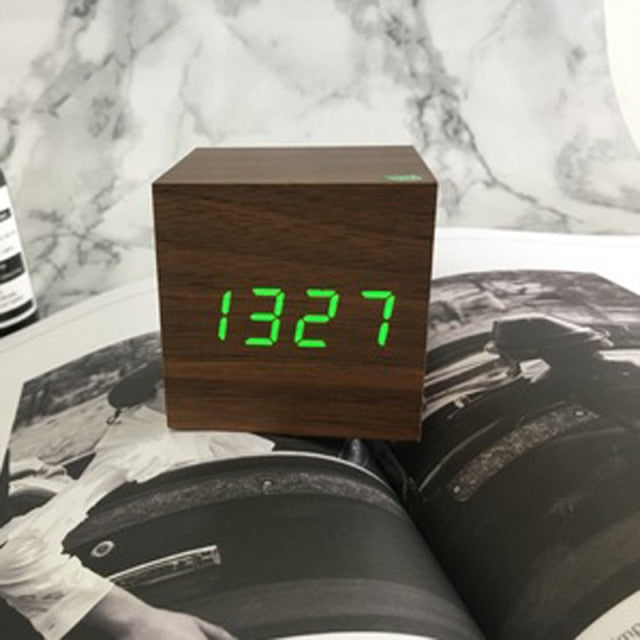 Digital Vekkerklokke med Stemmestyring och LED-Display